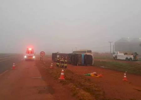 Ônibus tomba e idosa morre na BR-163 em São Gabriel do Oeste